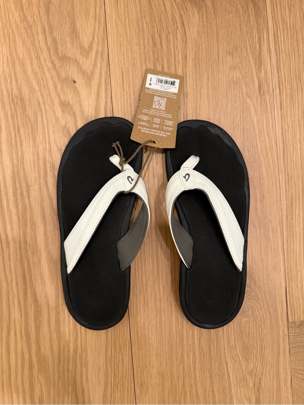 Womens sz 7 Olukai sandals